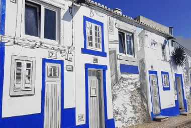Fachada de casas pintadas com gravuras na vila da Ericeira