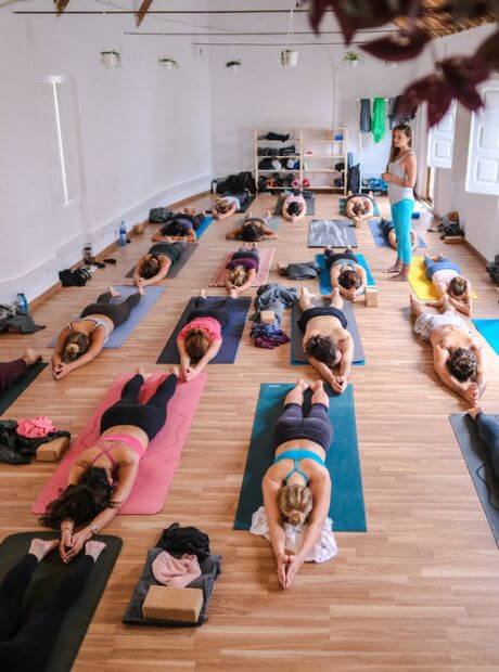 Aula de yoga no shala Olive3