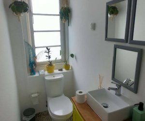 WC com janela, lavatório e decoração